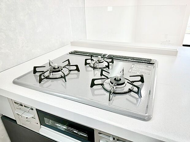 ガスコンロはSiセンサー搭載。火力調節や焦げ付き・消し忘れも防いでくれます。