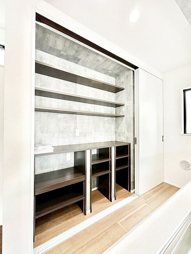 カップボードも標準装備 広々スペースでお料理しやすいキッチンです