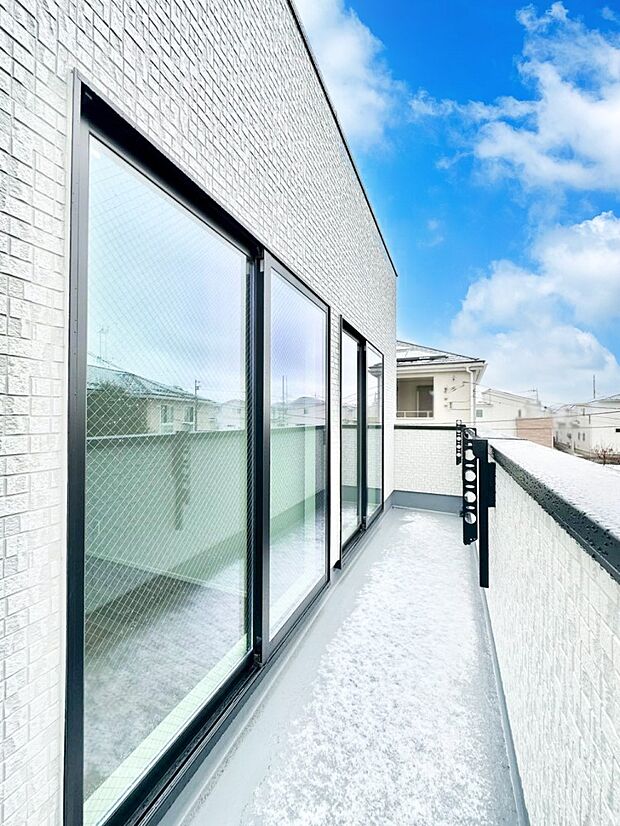 2部屋にまたがる広いバルコニー。晴れた日には洗濯物も気持ちよく干せそうですね。