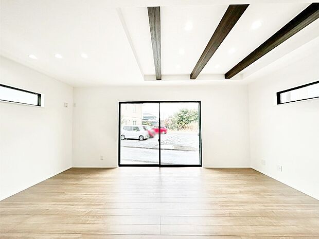 日当たりの良いリビング。お気に入りのグリーンを飾れば更に心地よさがアップ!