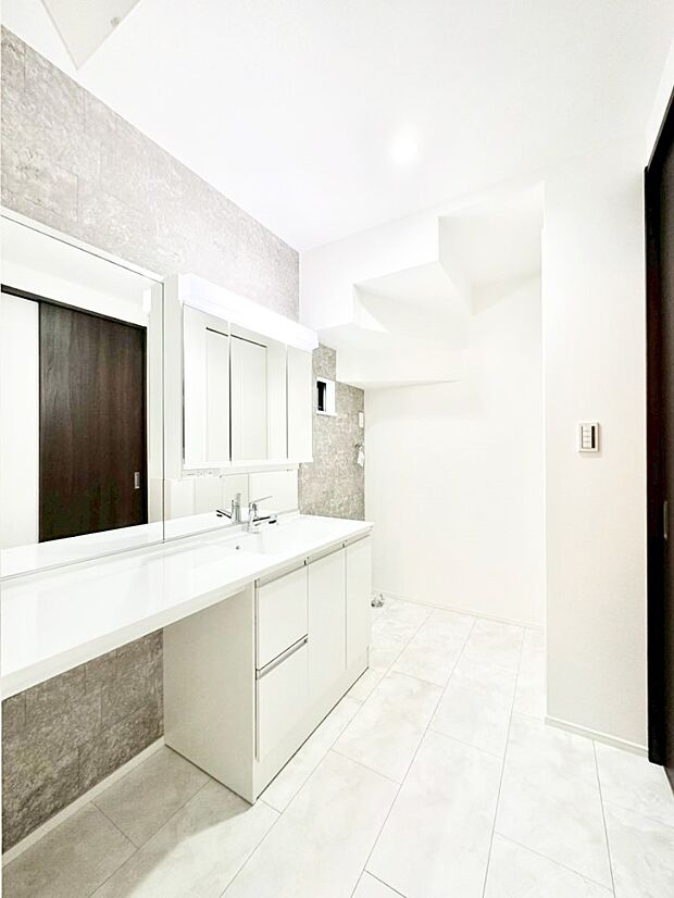 ゆとりの洗面スペースで朝の身支度もラクラク