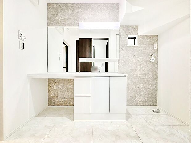 1日の始まりも心地よく!柔らかな朝の光を感じられる窓がついた洗面室。