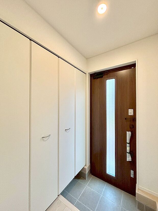 明るい玄関はお客様をお出迎えするのにぴったりです！ 