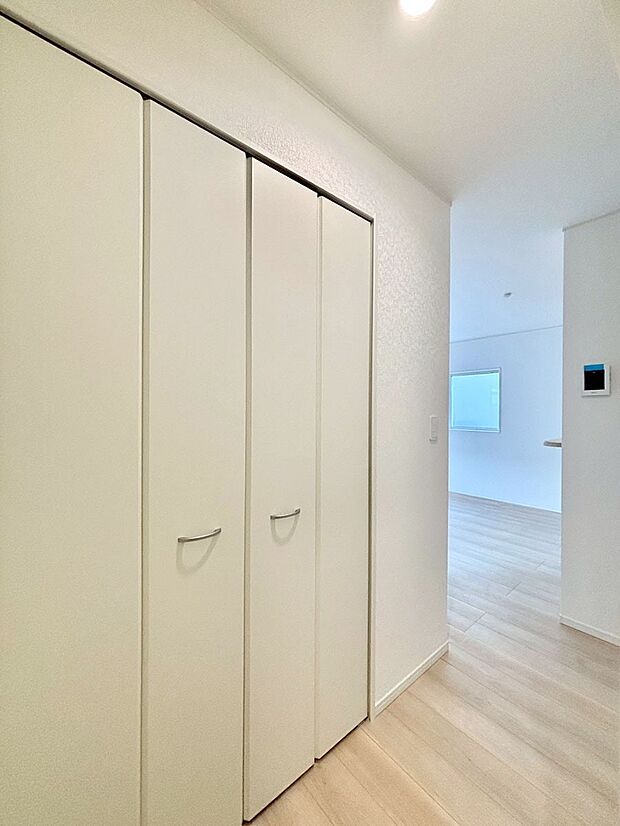 リビング収納。ここに収納があると物が集まるLDKがスッキリ片付きそうですね。  