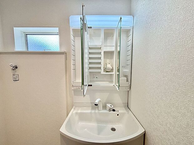 三面鏡の裏に、化粧品や衛生用品などを収納可能。洗面台をすっきりと保ちます！