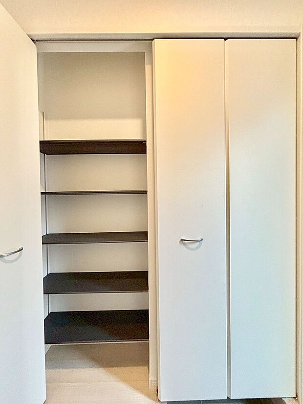 たっぷり収納できるシューズボックスで家族全員の靴も、玄関すっきり。  