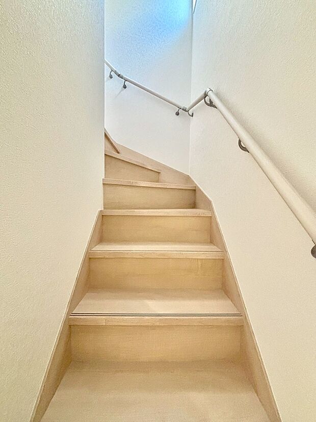 階段は手すり付きなので小さなお子さまやご高齢の方も安心です
