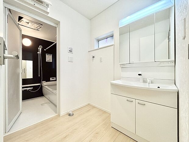 清潔感のある快適空間です。毎日の身支度も気持ち良くお使い頂けます。