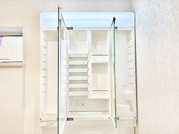 三面鏡の裏に、化粧品や衛生用品などを収納可能。洗面台をすっきりと保ちます!