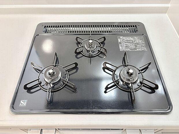 ガスコンロはSiセンサー搭載。火力調節や焦げ付き・消し忘れも防いでくれます。