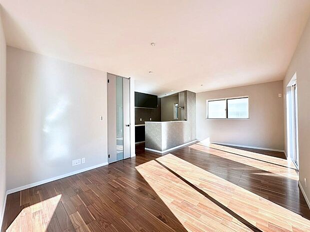 日当たりのいいリビングでゆったりとしたティータイムを! お気に入りのグリーンを飾れば更に心地よさがアップ!