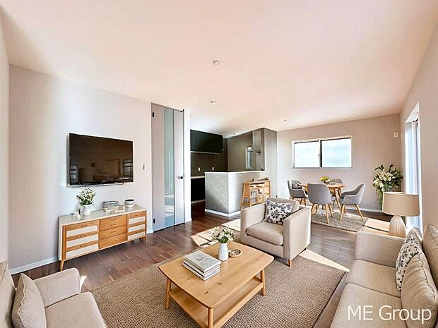 ご家族の賑やかな話し声で包まれる明るいリビング ※家具はCGです