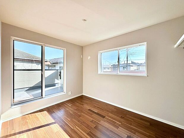 明るいバルコニーサイドに洋室を設置。目覚めの良い寝室に。 