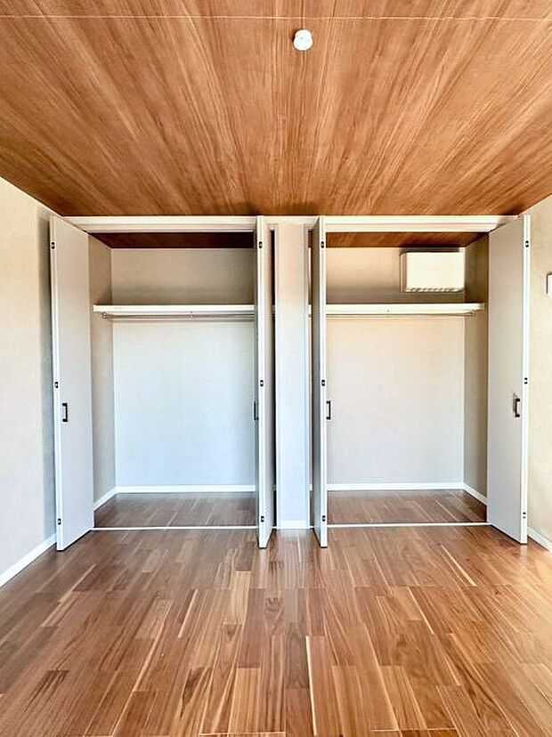 洋室のクローゼット。奥行きがあるので厚手の衣類もすっきり収まります。