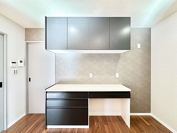 食器の収納や調理器具の置き場に。キッチン背面には備え付けのカップボード！