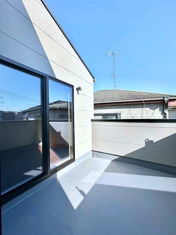 ゆったりバルコニーだから沢山お洗濯ものを干せます。