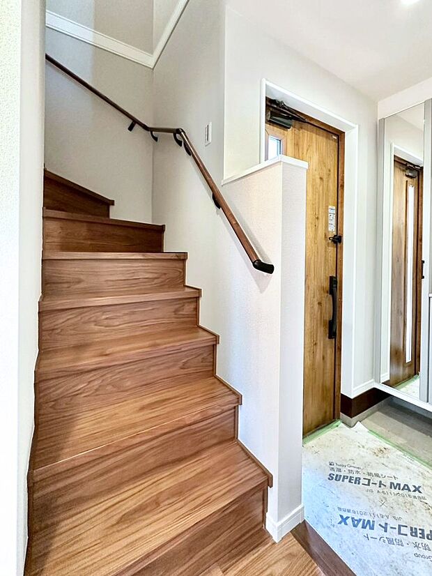 安全性を考慮し階段には手すりを設置しています