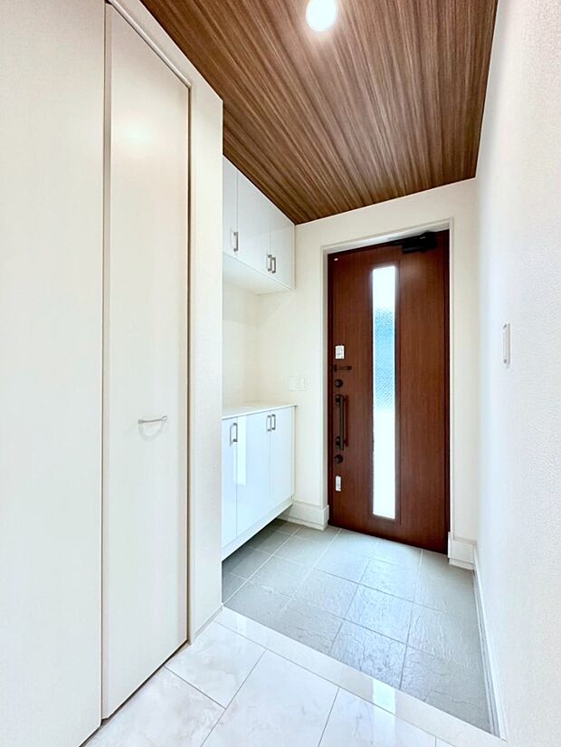 ガラススリットの入った玄関ドアが室内に光を届けてくれます