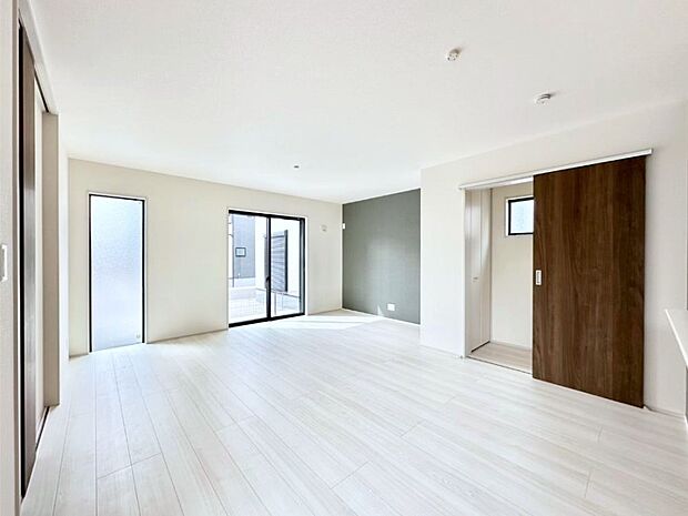 家族団らんの時間も増えそうなくつろぎのリビングダイニング。