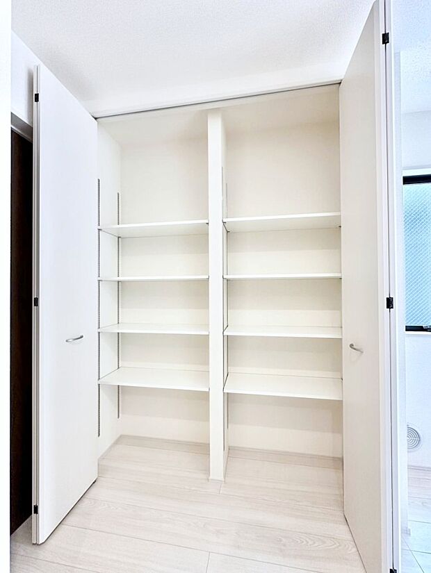 キッチンにはパントリー!食材のストックはもちろん、日用品の収納など使い方はいろいろ!