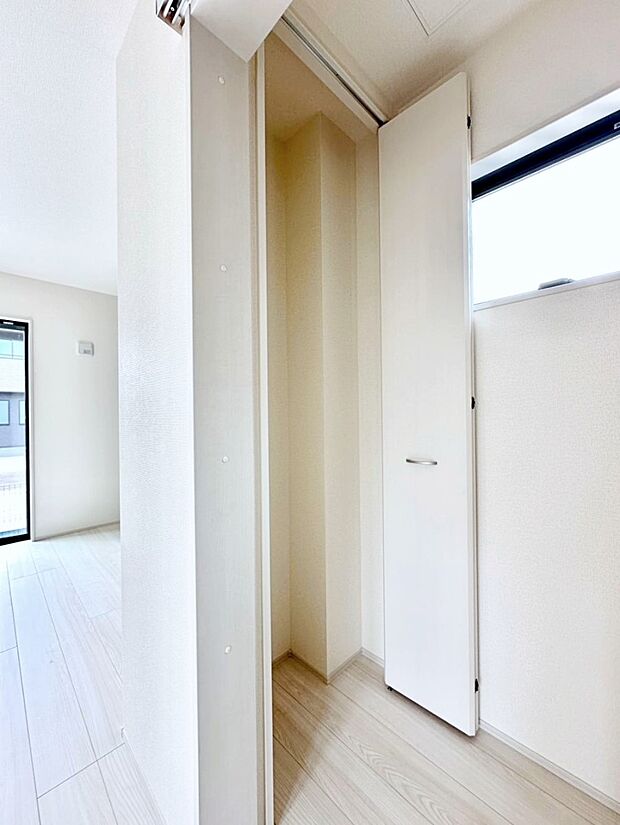 廊下収納。掃除道具や季節の小物を収納することができます。