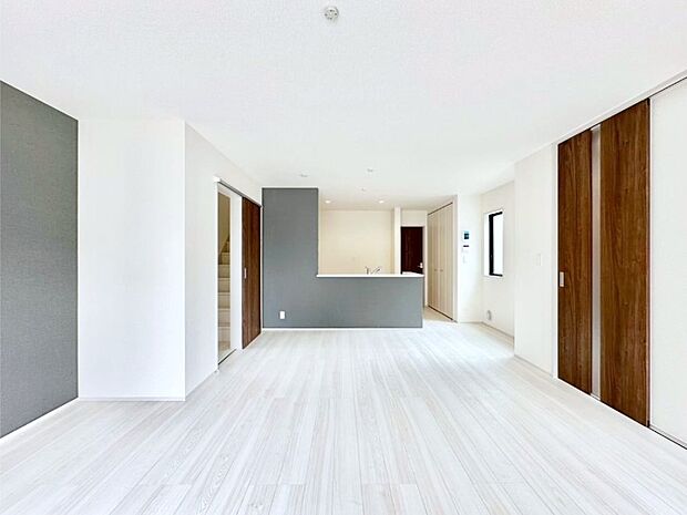 アクセントクロスがお洒落なダイニング。家族でのんびりくつろげる広々スペース。