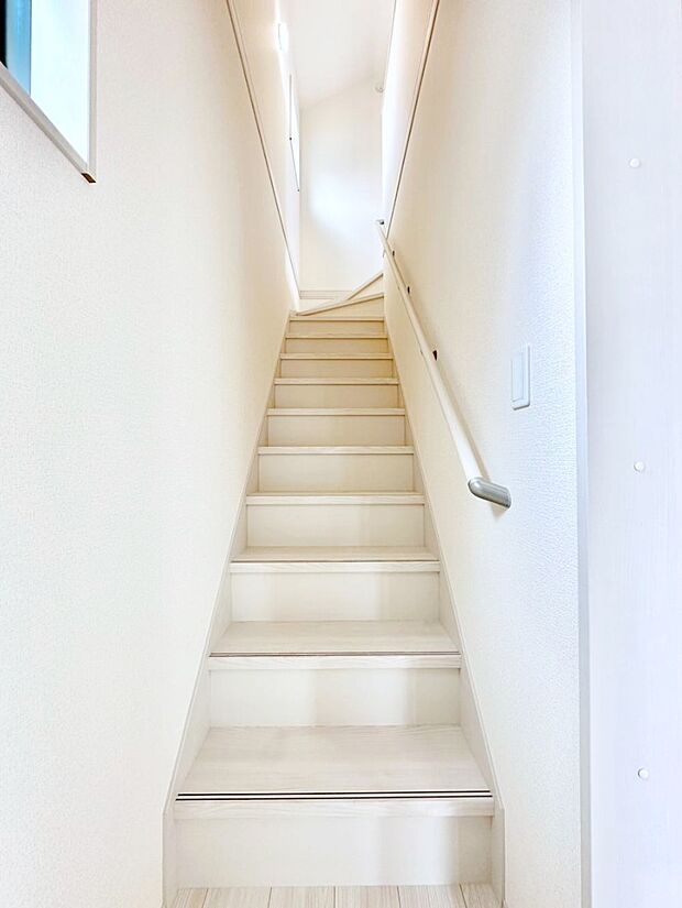 安全性を考慮し階段には手すりを設置しています