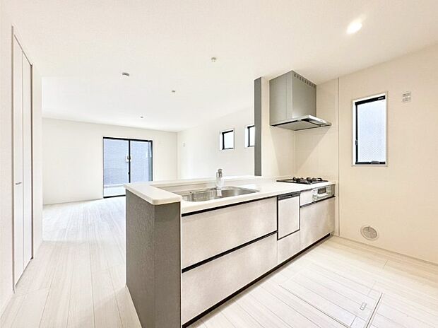 爽やかな風が通り抜けるキッチン。窓があるので明るく換気にも役立ちます。