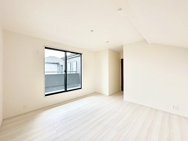 窓からのやさしい光が心地よいプライベートルーム