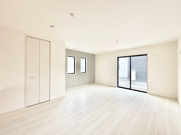 家族の笑顔が自然と生まれてくる、そんな雰囲気のダイニングに仕上がっています。