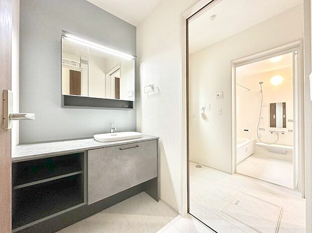 清潔感ある洗面化粧室で朝の身支度も快適