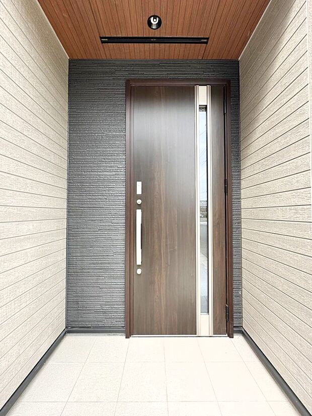 シンプルで落ち着いた雰囲気の玄関でご家族やお客様をお出迎え!