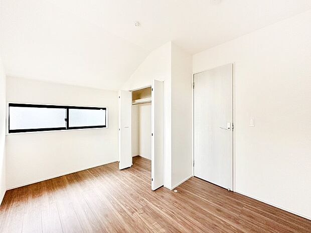 お子さまのお部屋としても!衣類の整理整頓に便利なクローゼット付きの洋室。