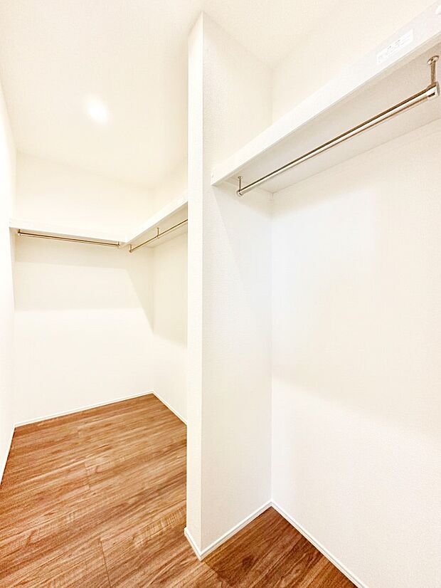 衣類をハンガーに掛けたまま収納できるWIC。衣類の整理整頓がしやすくて便利です!