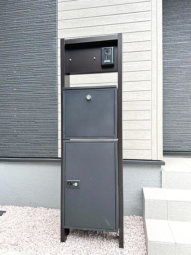 表札・インターホン・ポスト・宅配BOXが一体型となったシンプルデザインの門柱