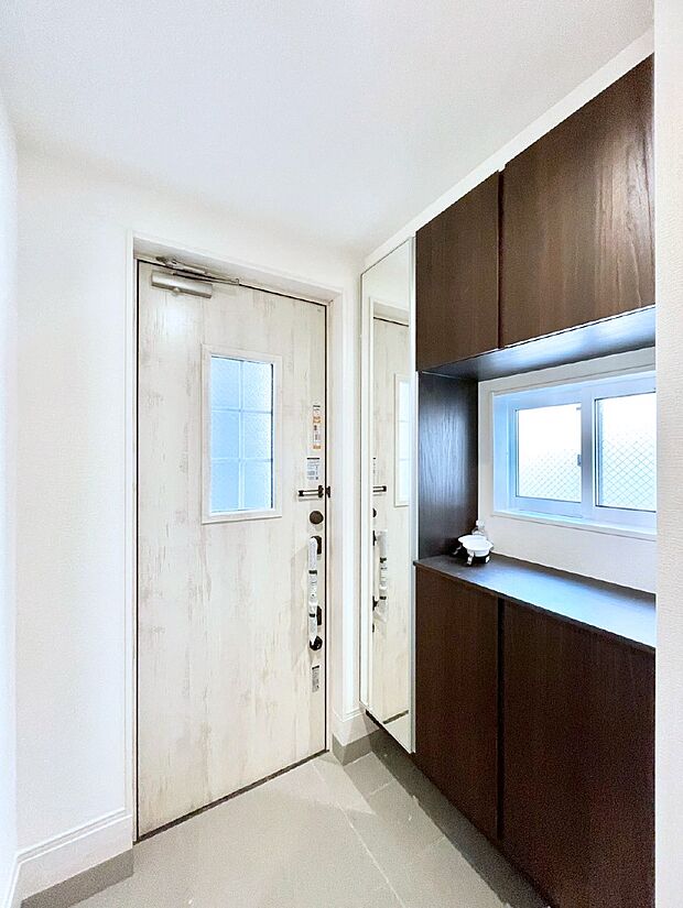 飾り棚を利用して、お越しいただくお客様をおもてなしできます。