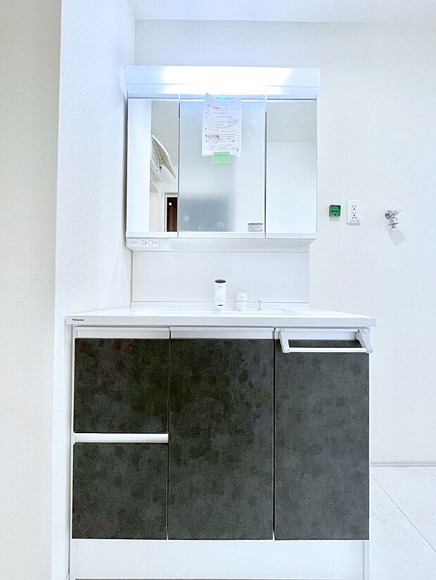 大きく見やすい三面鏡で清潔感ある洗面台は、身だしなみチェックや肌のお手入れにおすすめです。