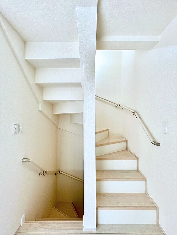 安全性を考慮し階段には手すりを設置しています