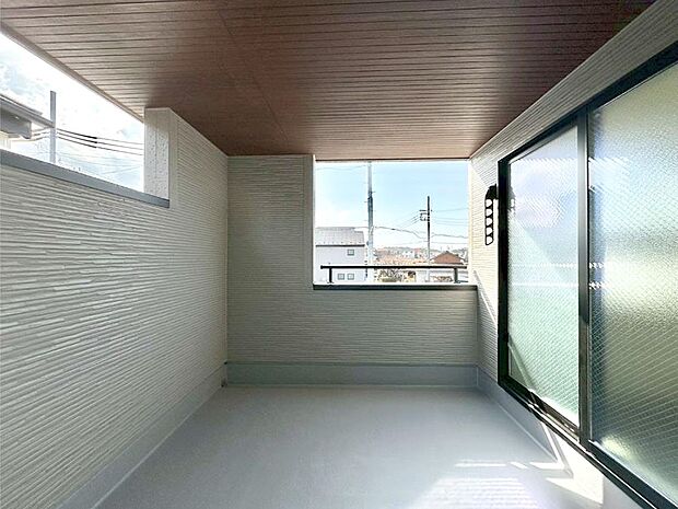 インナーバルコニーなので雨でも洗濯物を干す事が出来て、風通しがあるので乾きが良く、物干しスペースとして重宝します。 