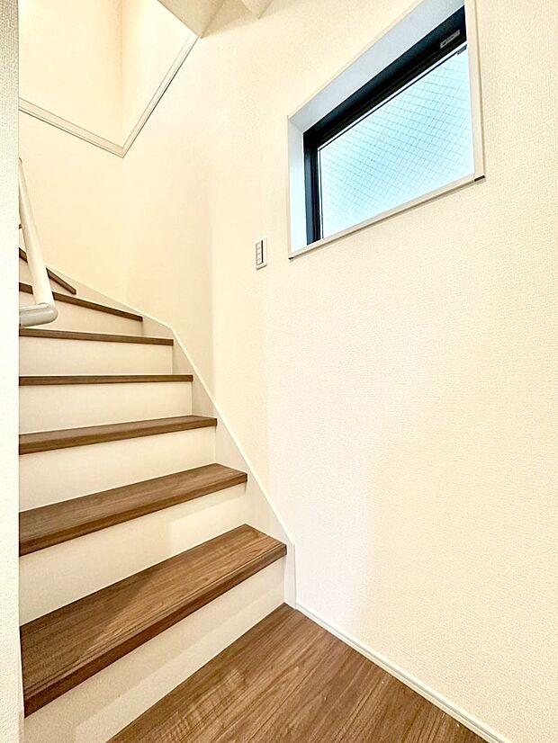 安全性を考慮し階段には手すりを設置しています