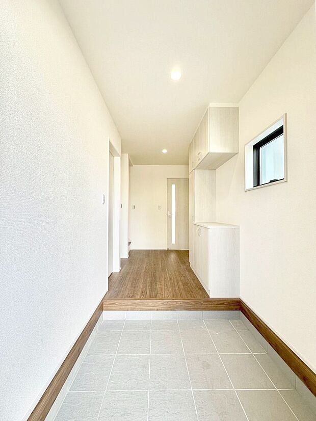 窮屈さを感じさせない広々玄関！ 