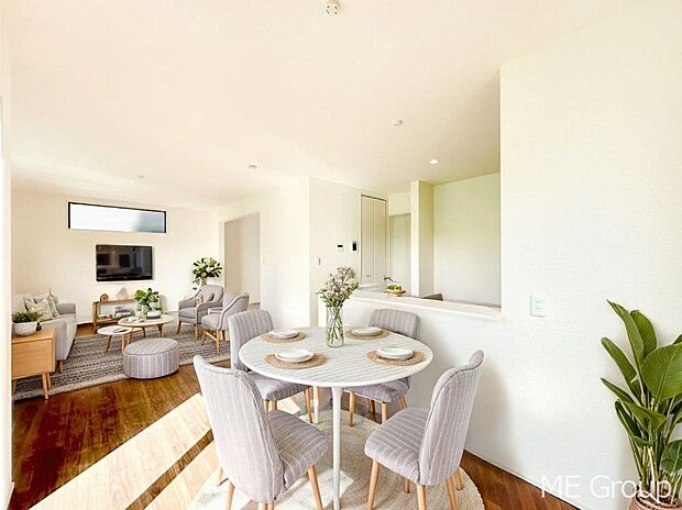 ご家族の賑やかな話し声で包まれる明るいリビング  ※家具はCGです