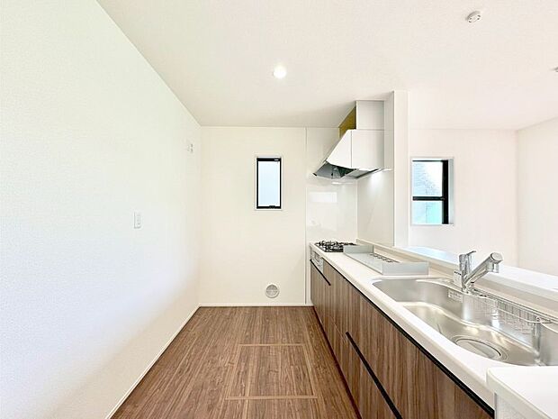 爽やかな風が通り抜けるキッチン。窓があるので明るく換気にも役立ちます。