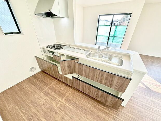 使いやすさを優先したスライド式収納タイプ！