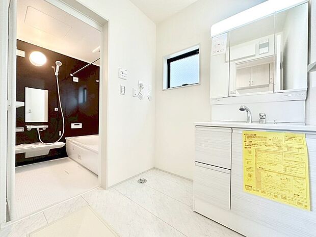 窓のある明るいランドリースペース