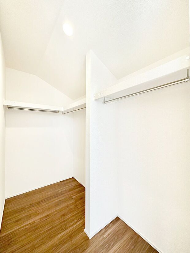 ウォークインクローゼット付きで生活空間を広く利用できます。