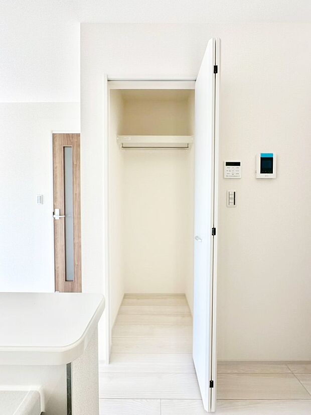 キッチン横の収納はパントリーとしても利用できます