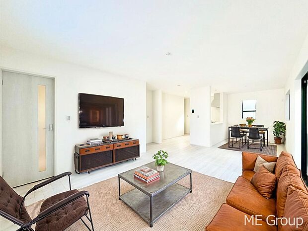 ゆとりある広さが嬉しいリビングは家族みんなの憩いの空間です　※家具はCGです