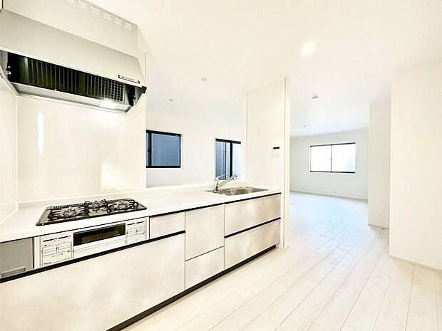 カウンター越しに楽しいおしゃべり。いつものお料理がもっと美味しくなりそうですね。