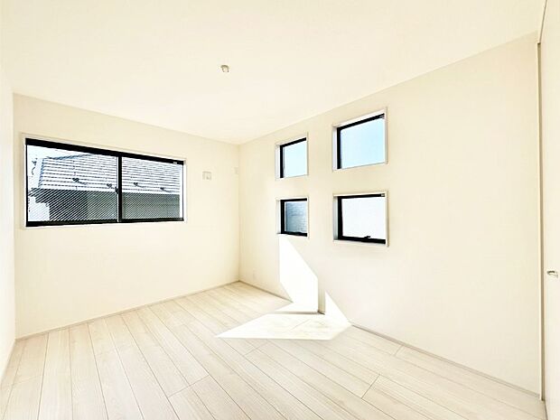 2面採光で気持ちよく自然光が取り入れられるのでお子様のお部屋にもピッタリ